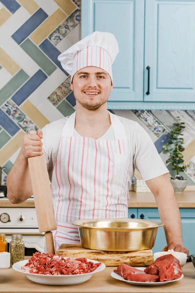 Chef Presenteert Iets Keuken — Stockfoto