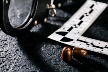 Yerde bir bıçak ve tabanca şarjörü olan kanıt işaretleri. Suç mahallinde bir kaza ve cinayet olduğuna dair bir işaret. Polis teması.