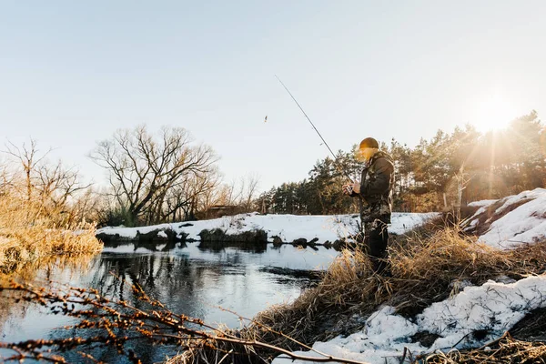 Fiskare Med Fiskespö Fångar Fisk Stranden Snötäckt Älv Tidigt Våren — Stockfoto