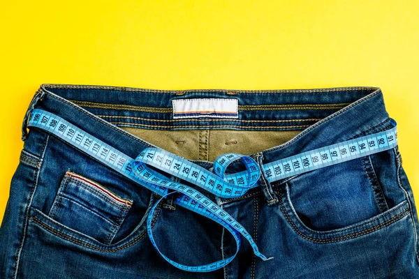 健康的生活方式和饮食的概念 蓝色牛仔裤 带有蓝色的测量带 而不是腰带 — 图库照片