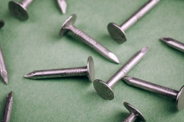 Metal çiviler yakın, arka planda bir sürü çivi var.