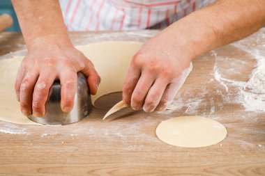 Gülümseyen adam evde hamur yoğurur. Pişirme konsepti. Boşluğu kopyala.