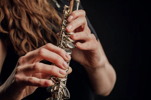 Close Das Mãos Uma Mulher Tocando Flauta Conceito Musical — Fotografia de Stock