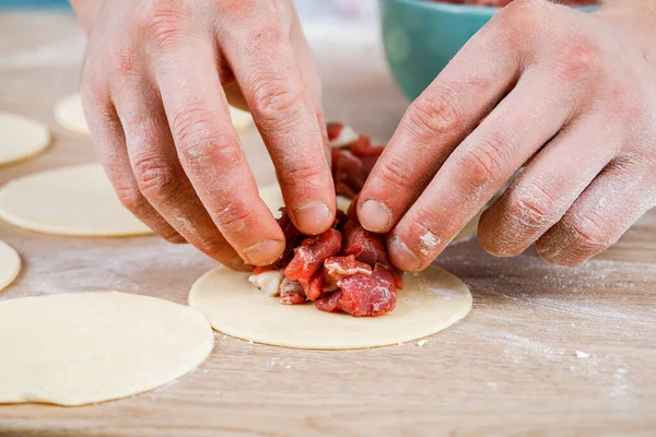 Hombre Sostiene Khinkali Primer Plano Cocine Cocina Proceso Preparación Plato — Foto de Stock