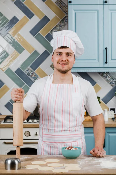 Piekarz Przygotowuje Ciasto Pieczenia Domowego Chleba Stole — Zdjęcie stockowe