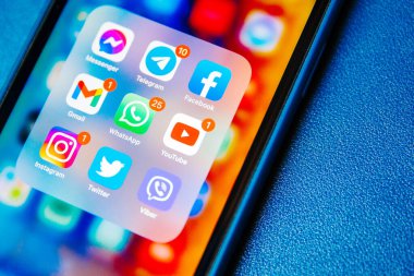 Tambov, Rusya, 27.07.2021. Apple iPhone Xr ekranında Facebook instagramı, twitter, sosyal ağ simgeleri. Sosyal ağların simgeleri. Sosyal medya