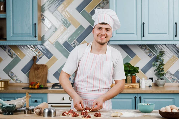 Muž Drží Khinkaliho Zblízka Vařit Kuchyni Proces Přípravy Národního Pokrmu — Stock fotografie