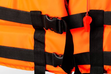 Beyaz arka planda izole edilmiş turuncu can yeleği.