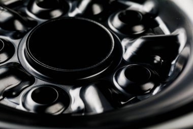 Araba diskinin siyah elementi. Otomobil tekeri yakın plan.