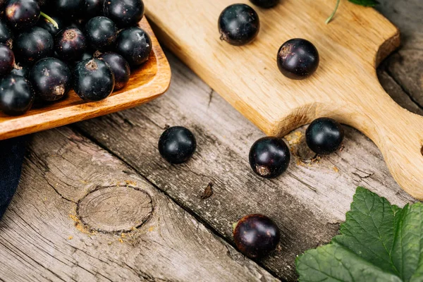 Grosella Negra Fresca Unas Bayas Una Mesa Madera —  Fotos de Stock