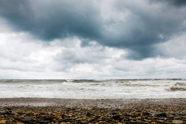 Deniz üzerinde fırtına bulutları. Dramatik gökyüzü ve dev dalgalar.