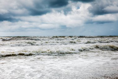 Deniz üzerinde fırtına bulutları. Dramatik gökyüzü ve dev dalgalar.