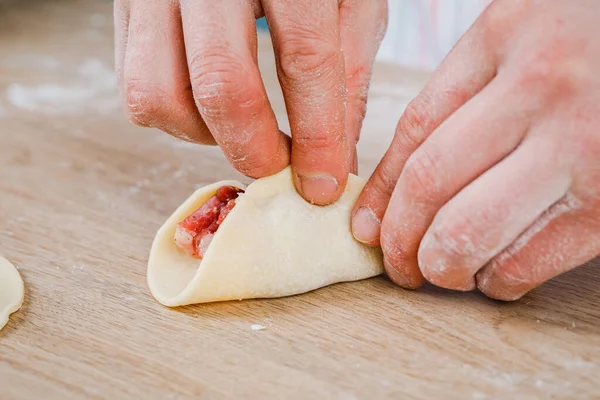 Hombre Sostiene Khinkali Primer Plano Cocine Cocina Proceso Preparación Plato — Foto de Stock