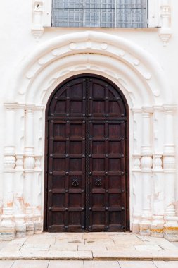 Süslü eski kahverengi ahşap bir kapı.