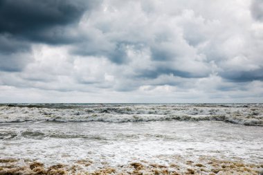 Deniz üzerinde fırtına bulutları. Dramatik gökyüzü ve dev dalgalar.