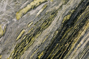 Mermer ocağı, vahşi mermer kayalar. Doğal taş. Eski mermer ocakları, vahşi mermer kayalar. Mermer dağ parçaları. Turizm ve seyahat.