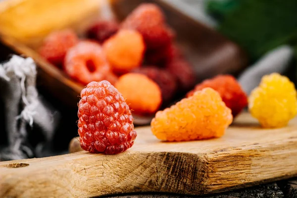 Framboesas Suculentas Frescas Uma Mesa Madeira Verão Ainda Vida Com — Fotografia de Stock