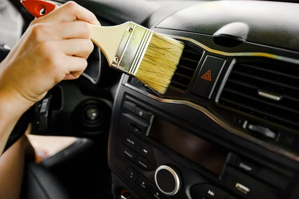 Women Hands Use Cleaning Brush Remove Dust Ventilation Grate Car — Fotografia de Stock