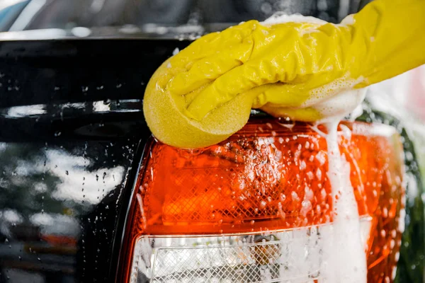 Ręka Kobiety Żółtą Gąbką Mycia Mycia Samochodu — Zdjęcie stockowe