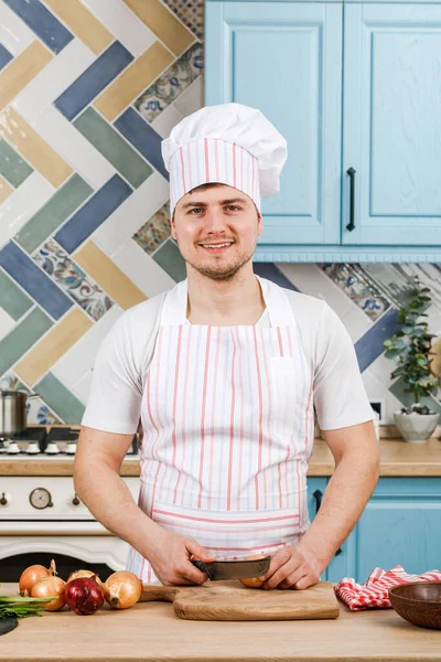 Ένας Όμορφος Άντρας Ετοιμάζει Μια Σαλάτα Στο Σπίτι Στην Κουζίνα — Φωτογραφία Αρχείου