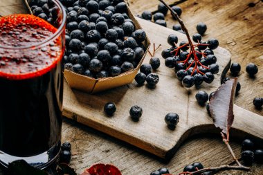 Taze aronya çileği ve meyve suyu.