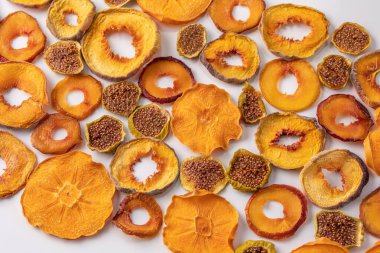 Beyaz arka planda kurutulmuş hurma, şeftali, erik ve incir dilimleri. Kurutulmuş meyve. Çevre. Lezzetli..