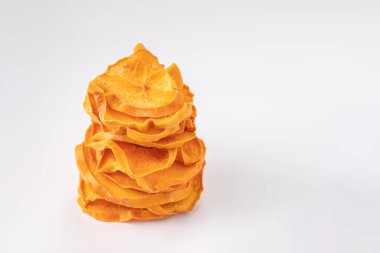 Beyaz arka planda kurutulmuş hurma dilimleri. Kurutulmuş meyve. Çevre. Makro. Lezzetli..