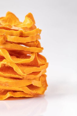 Beyaz arka planda kurutulmuş hurma dilimleri. Kurutulmuş meyve. Çevre. Makro. Lezzetli..