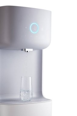 Modern teknoloji konsepti. Yeni su soğutucu formatı. Bir bardak bardakta su. Parlak göstergeli dokunmatik panel. Teknolojik tasarım. Yakın plan..
