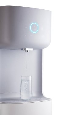 Modern teknoloji konsepti. Yeni su soğutucu formatı. Bir bardak bardakta su. Parlak göstergeli dokunmatik panel. Teknolojik tasarım. Yakın plan..