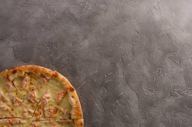 Arka planda somonlu pizza iştah açıcı. Lezzetli yemek konsepti.
