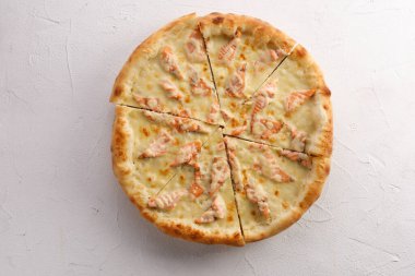 Hafif desenli arka planda somon balıklı pizza. Lezzetli yemek konsepti.