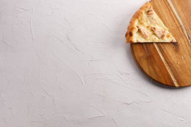 Hafif desenli arka planda somon balıklı pizza. Lezzetli yemek konsepti.