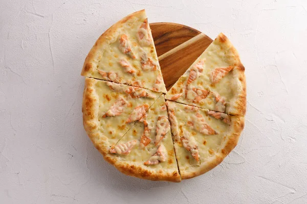 Pizza Apetitosa Com Salmão Fundo Leve Texturizado Delicioso Conceito Alimento — Fotografia de Stock