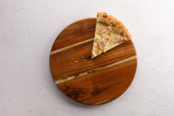Pizza Apetitosa Com Salmão Fundo Leve Texturizado Delicioso Conceito Alimento — Fotografia de Stock