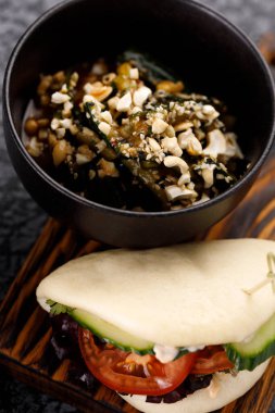 Tasarımcı soslu buğday ekmeği. Vietnam mutfağı konsepti. Durgun hayat.