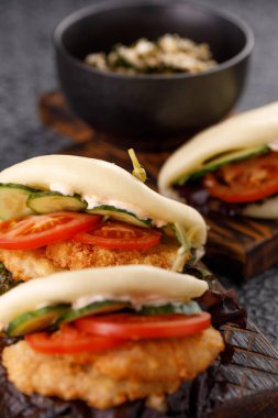 Tasarımcı soslu buğday ekmeği. Vietnam mutfağı konsepti. Durgun hayat.