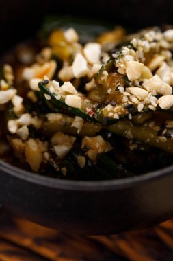 Cevizli salatalık salatası. Pan-Asya mutfak konsepti.