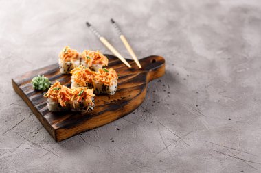 Dokulu arka planda iştah açıcı börekler. Japon yemeği konsepti. Yakın plan..