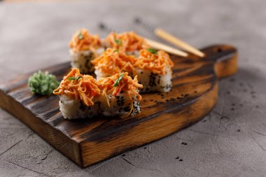 Dokulu arka planda iştah açıcı börekler. Japon gıda konsepti.