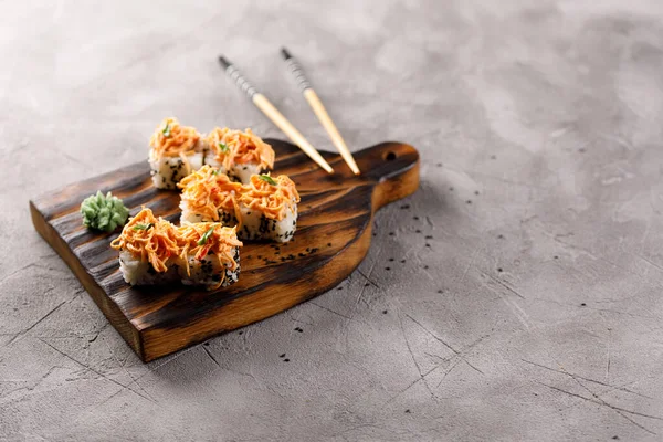 Dokulu arka planda iştah açıcı börekler. Japon yemeği konsepti. Yakın plan..