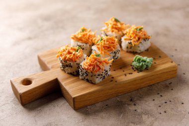 Dokulu arka planda iştah açıcı börekler. Japon gıda konsepti.