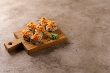 Dokulu arka planda iştah açıcı börekler. Japon yemeği konsepti. Yakın plan..