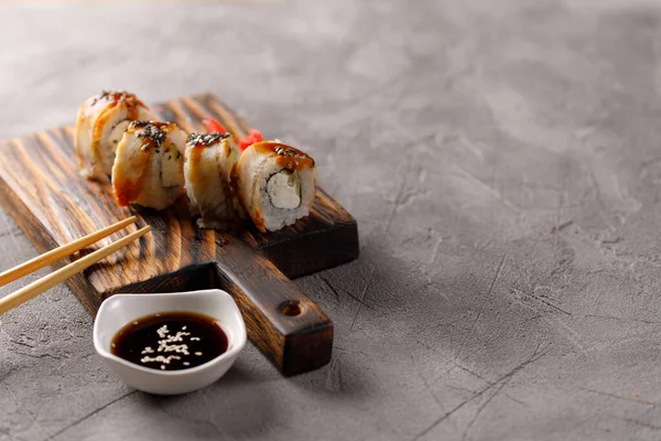 質感のある背景にロールを食欲をそそる 日本料理のコンセプト — ストック写真