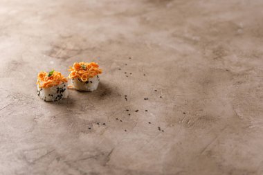 Dokulu arka planda iştah açıcı börekler. Japon yemeği konsepti. Yakın plan..