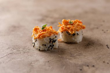 Dokulu arka planda iştah açıcı börekler. Japon gıda konsepti.