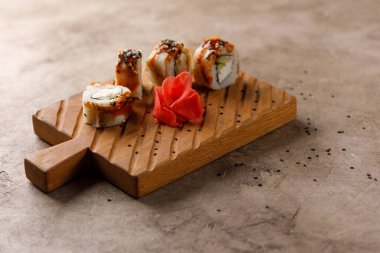 Dokulu arka planda iştah açıcı börekler. Japon gıda konsepti.