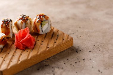 Dokulu arka planda iştah açıcı börekler. Japon yemeği konsepti. Yakın plan..