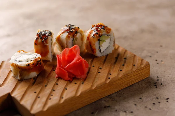 質感のある背景にロールを食欲をそそる 日本料理のコンセプト — ストック写真
