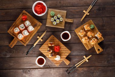 Ahşap arka planda iştah açıcı dürümler. Japon yemeği konsepti. Yakın plan..